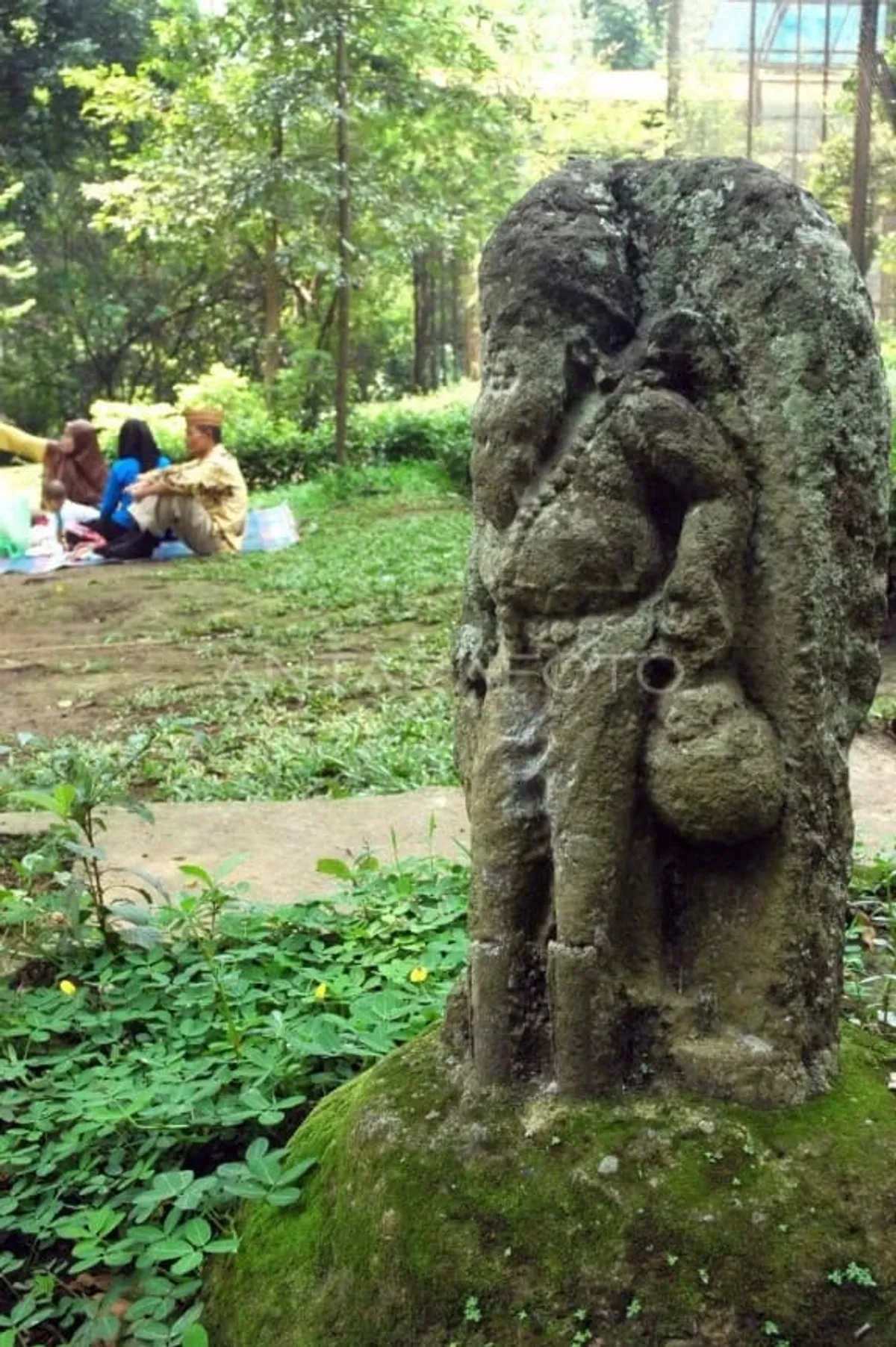 BANDUNG, 28/11 - TIDAK TERAWAT. Sebuah arca setinggi 75 cm berdiri tegak di kebun binatang Bandung. Jawa Barat, Rabu (28/11). Sejumlah benda cagar budaya yang seharusnya terawat di museum, dalam kondisi yang memprihatikankan di tempat hiburan rakyat tersebut, dan tidak tertutup kemungkinan akan dicuri dan diperjualkan belikan. FOTO ANTARA/Agus Bebeng/Koz/ama/07. (Sumber: https://www.antarafoto.com/id/view/19129/arca-durga | Foto: Agus Bebeng)