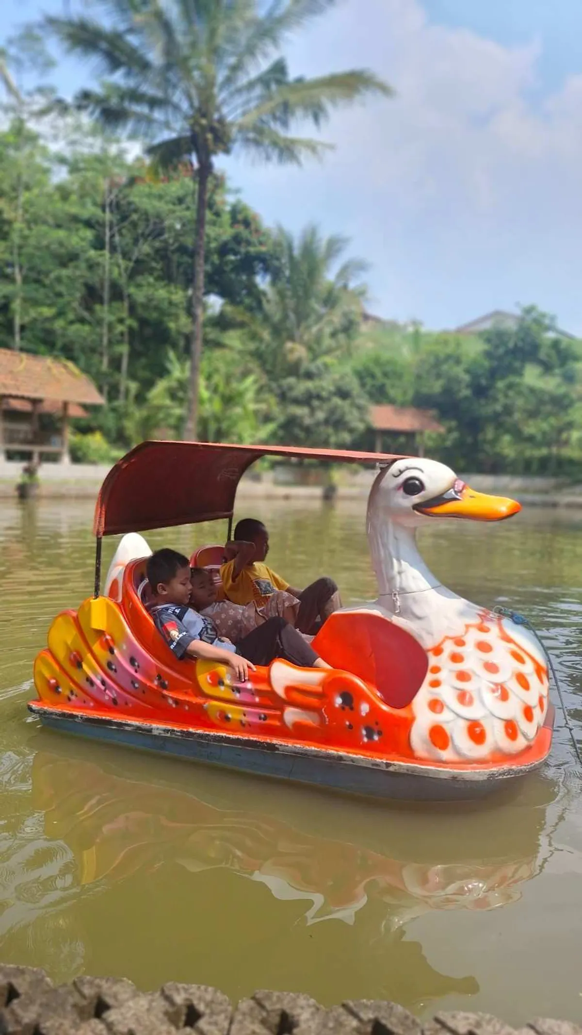 Serunya Aa Akil, Affan dan Adiknya naik Bebek Gowes di Pondok Tandang Bakti Cigendel, Kecamatan Pamulihan, Kabupaten Sumedang, Ahad (31/5/2026) (Sumber: Istimewa | Foto: Mang Ali)