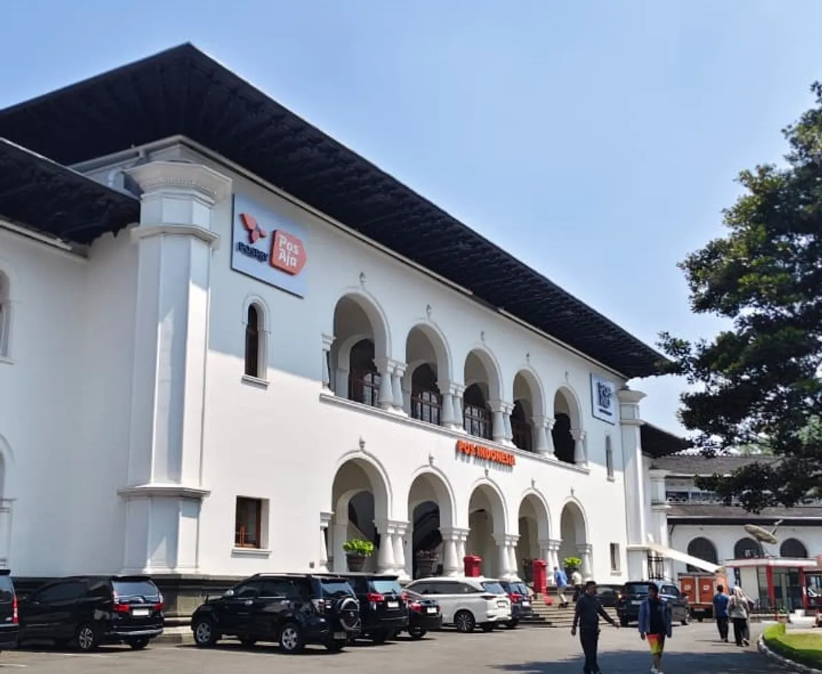 Kemegahan Gedung Sate menjadi penanda kawasan bersejarah yang juga menaungi Museum Pos Indonesia, salah satu saksi perkembangan layanan pos di Tanah Air. (Foto: Maya Maulyda)