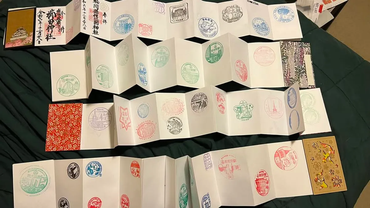 Foto 2 Koleksi Stempel Stasiun KA Jepang (Eki Stamps)                                                                          Biasanya Dapat Ditemukan di Luar Gerbang Tiket Utama Stasiun (Sumber: Facebook Stamp Rally Community 7 February 2025 | Foto: Joey Tran)