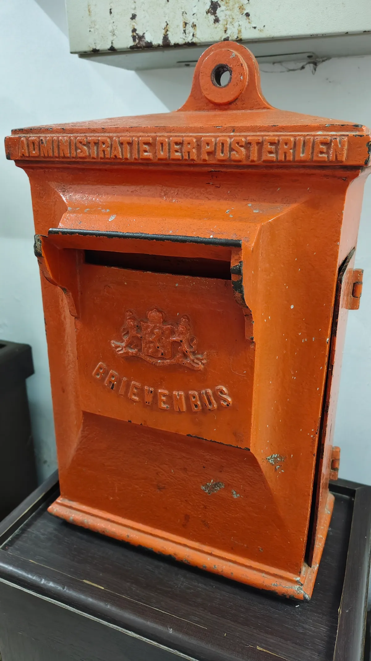 Bus surat peninggalan era Hindia Belanda menjadi salah satu koleksi ikonik yang menggambarkan sejarah distribusi surat sebelum hadirnya teknologi digital. (Foto: Maya Maulyda)