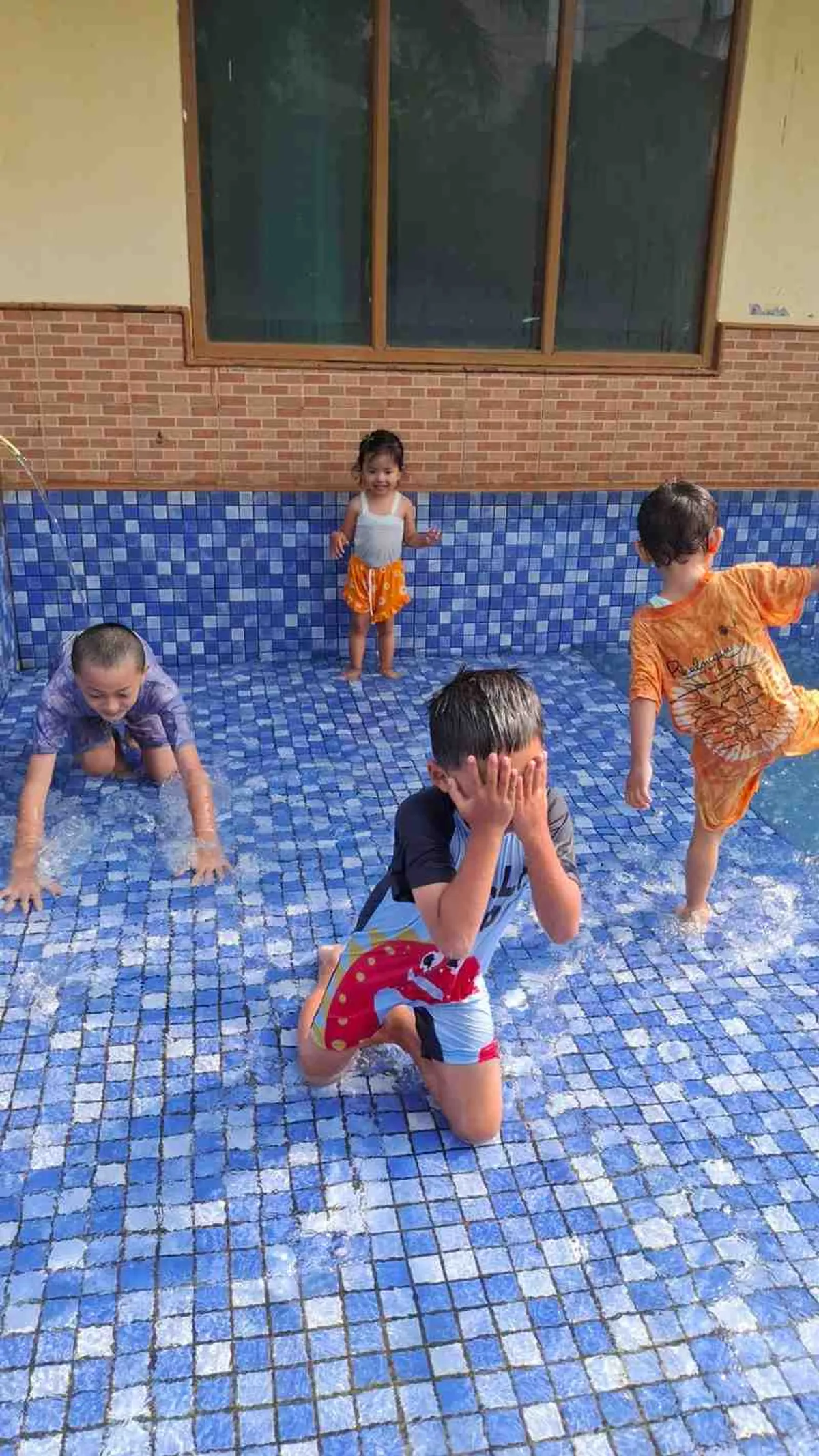 Perang air di kolam renang Pondok Tandang Bakti Cigendel, Kecamatan Pamulihan, Kabupaten Sumedang, Ahad (31/5/2026) (Sumber: Istimewa | Foto: Mang Ali)