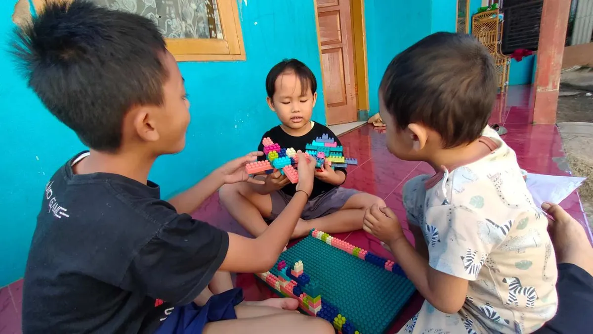 Kakang ikut nimbrung bermain lego bersama Aa Akil, Musa di Rumah Belajar Musi Babakan Dangdeur Cibiru, Rabu (9/7/2025) (Sumber: Istimewa | Foto: IBN GHIFARIE)