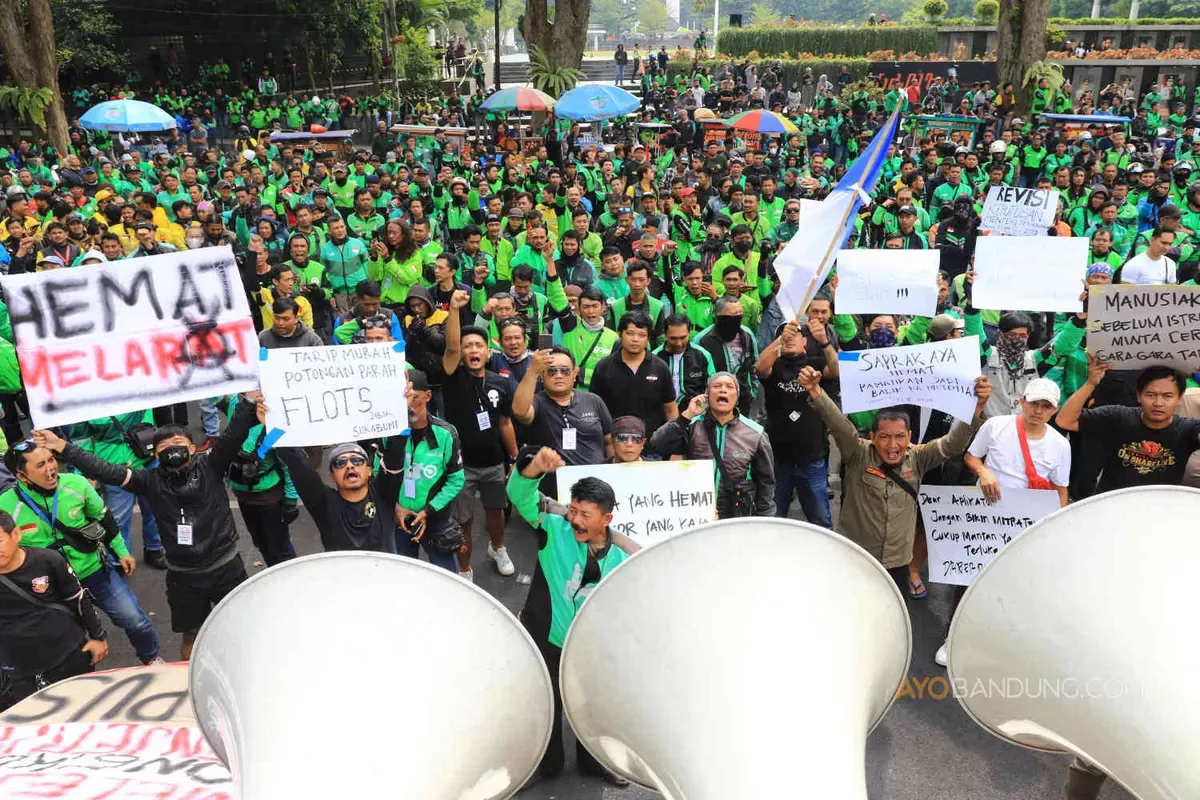 Ribuan pengemudi ojek dan taksi online melakukan unjukrasa di depan Gedung Sate, Jalan Diponegoro, Kota Bandung, Senin 25 Juni 2025. (Sumber: Ayobandung.com | Foto: Irfan Al-Faritsi)
