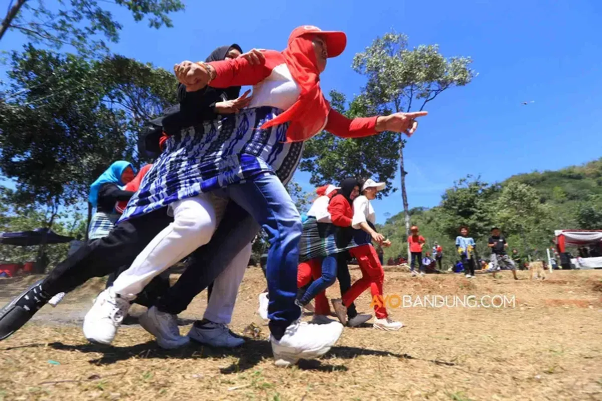 Kemeriahan lomba setiap tanggal 17 Agustus di Indonesia. (Sumber: Ayobandung.com | Foto: Irfan Al-Faritsi)