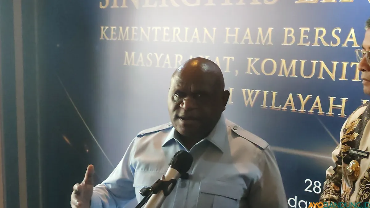 Menteri Hak Asasi Manusia (HAM), Natalius Pigai. (Sumber: ayobandung.id | Foto: Gilang Fathu Ramadhan)