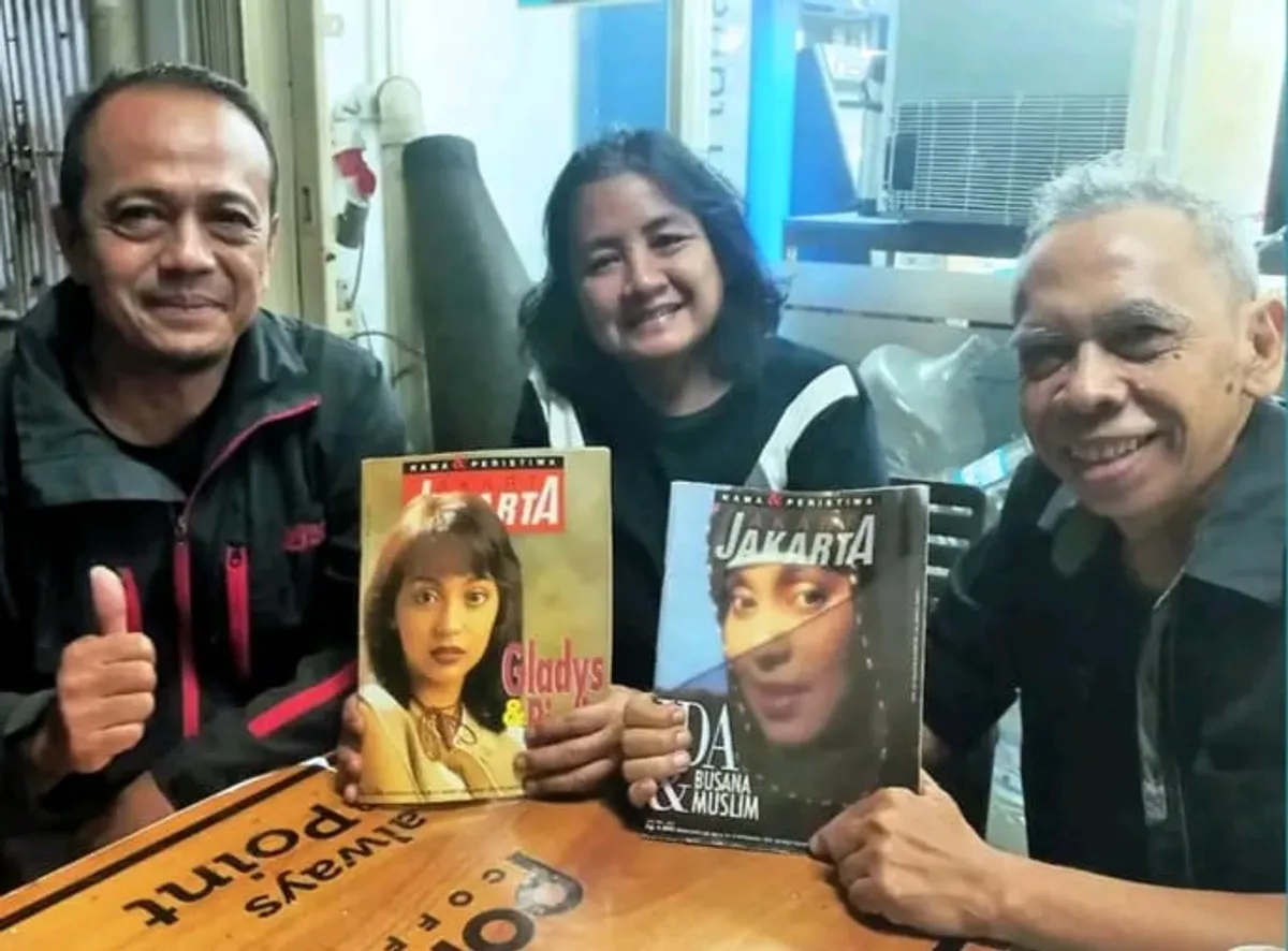 Penulis berfoto bersama Ati Bachtiar dan Ray Bachtiar, jurnalis foto Majalah Jakarta Jakarta, yang turut mewarnai perjalanan majalah tersebut melalui karya-karya fotografi jurnalistiknya. (Foto: Kin Sanubary)