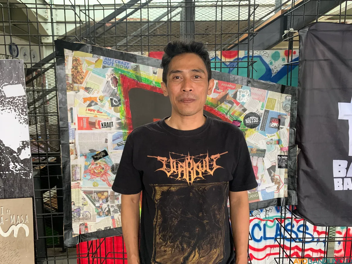Selain bermusik, Kimung aktif menulis dan mengarsipkan berbagai cerita dari perkembangan kultur musik bawah tanah di Bandung. (Sumber: ayobandung.id | Foto: Halwa Raudhatul)
