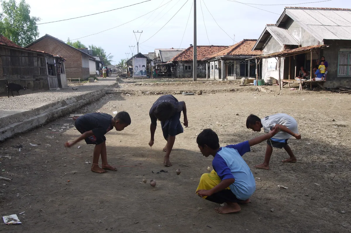 Anak-anak yang sedang bermain gasing bersama (Sumber: commons.wikimedia.org)