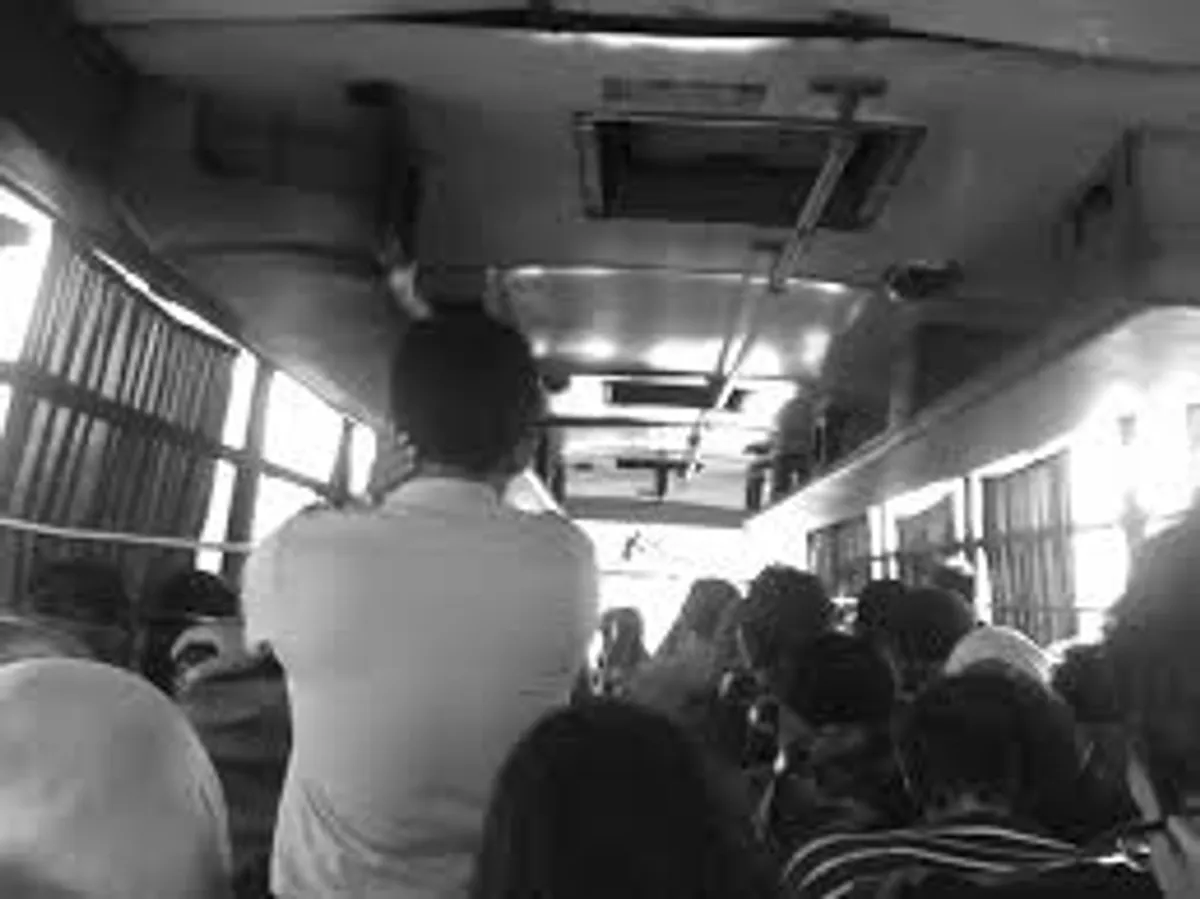 Suasana di dalam bus non AC (Sumber: https://memorianangoria.wordpress.com/2026/05/07/suasana-di-dalam-bus-damri-non-ac-jurusan-jatinangor-dipatiukur-23-mei-2007/ | Foto: Gupta Ganesha)