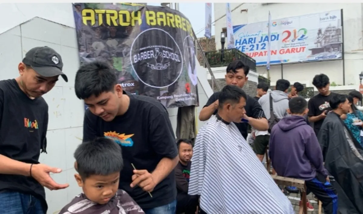 Sambut Hari Jadi ke-212 Garut, Barber School Abah Atrox boyong belasan kru untuk layani cukur gratis bagi warga di area CFD. (Sumber: Berita Daerah || Masyarakat Garut Antusias Manfaatkan Cukur Gratis di CFD Spesial HJG ke-212 https://share.google/xSLLf3Nubv0YcLOvN | Foto: Diskominfo Garut)