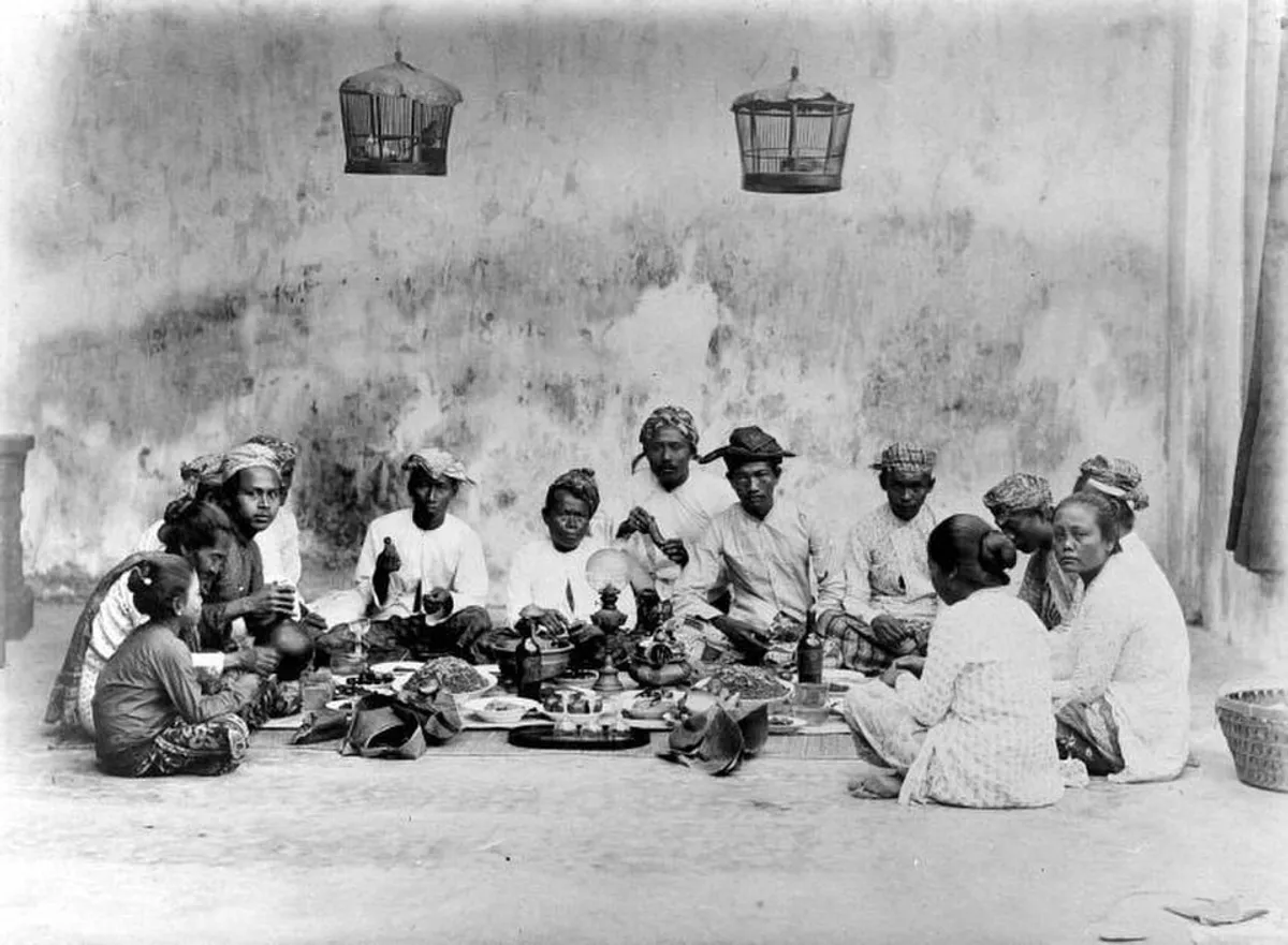 Repronegatief. De religieuze maaltijd 'selamatan', Java. (Sumber: Wereldmuseum Amsterdam)
