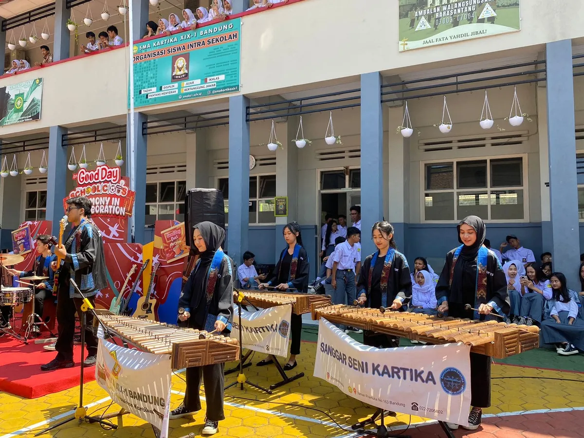Penampilan Arumba oleh Sanggar Seni Kartika pada acara Good Day Schoolicious di SMA Kartika XIX - 1 Bandung. pertunjukan ini menunjukkan perkembangan penyajian Arumba yang dapat dipadukan dengan konsep pertunjukan modern tanpa menghilangkan unsur tradisionalnya (Sumber: dokumentasi pribadi)