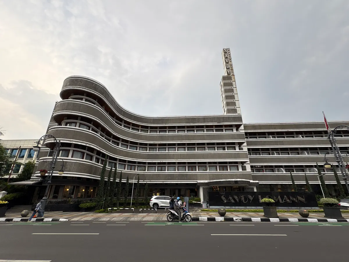 Salah satu karya dari A.F. Aalbers, Hotel Savoy Homann di Jalan Asia Afrika, pada tahun 2025. (Sumber: Wikimedia Commons | Foto: Chainwitt)