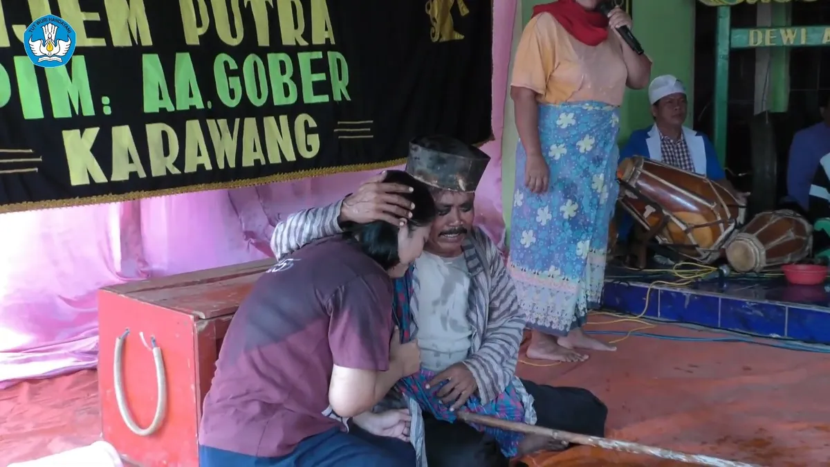 Cuplikan tersebut berasal dari video youtube "
Kami Mengonservasi Sastra Lisan Topeng Banjet di Karawang" (Sumber: Youtube)