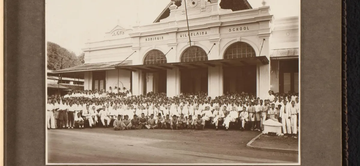 Foto para siswa dan staff di depan gedung sekolah (Sumber: Rijksmuseum | Foto: Karisma)