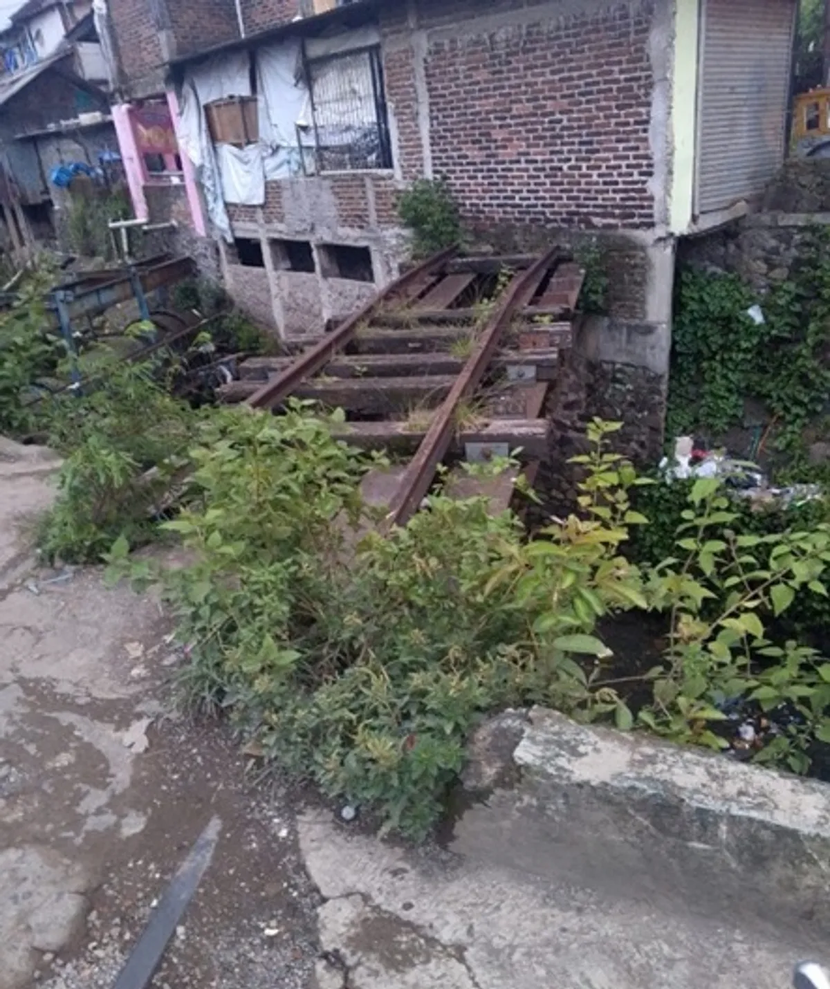 Jejak jembatan rel kereta api di Cibangkong (Sumber: Dokumen Pribadi | Foto: Muhammad Saeful Ihsan)