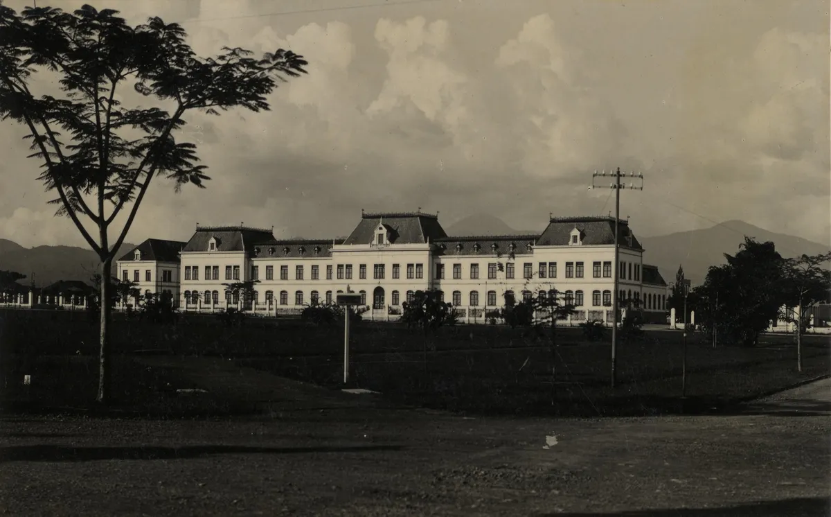 Kantor Departement van Oorlog di Bandung, sekitar tahun 1920-an. (Sumber: KITLV) (Sumber: Digital Collections University Leiden | Foto: KITLV)