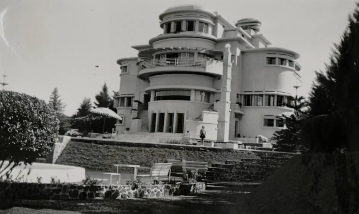 Villa Isola, salah satu karya C.P. Wolff Schoemaker, sekitar tahun 1930-an. (Sumber: Digital Collections University Leiden | Foto: KITLV)
