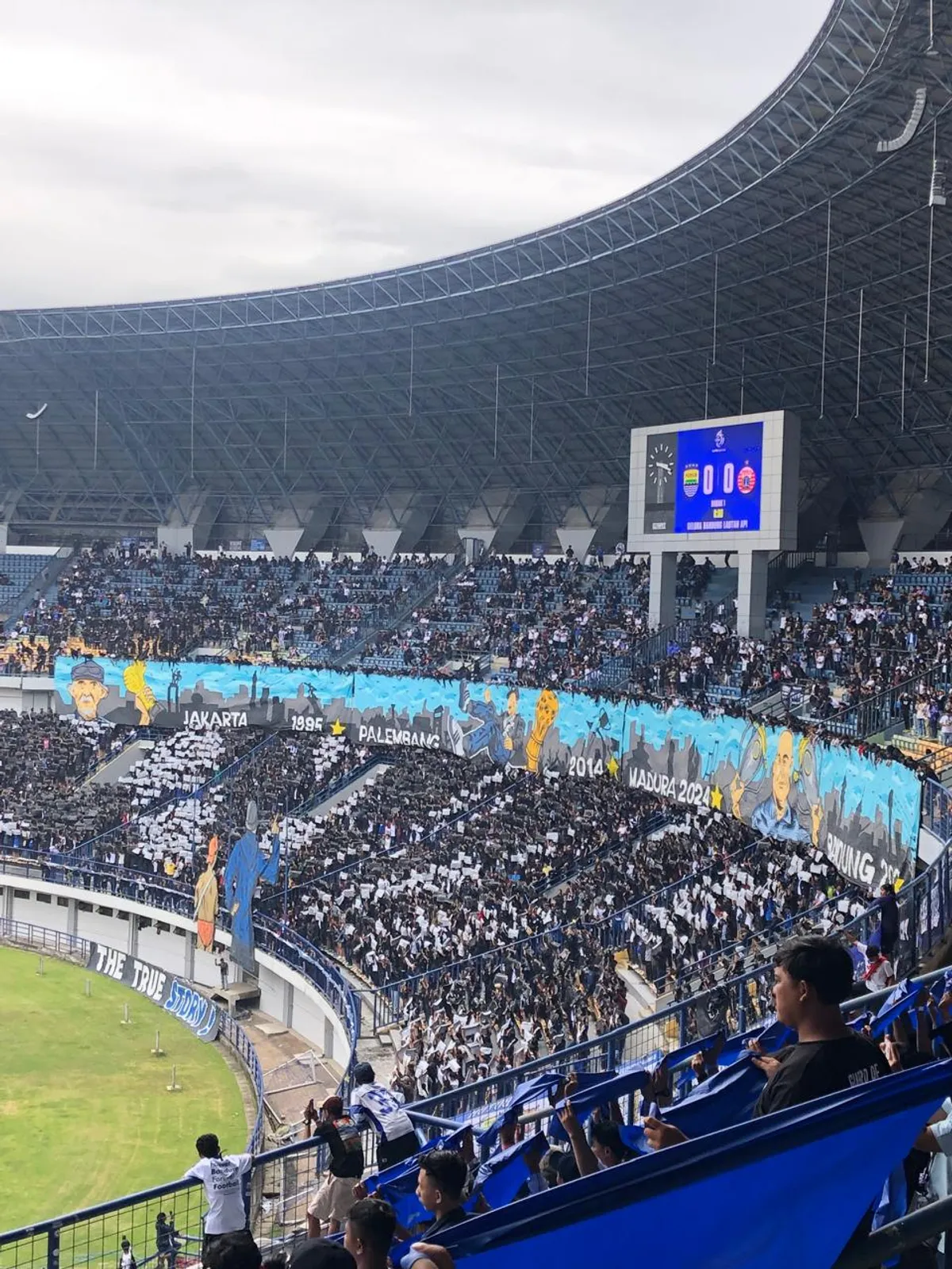 Semangat Membara Dari Tribun Utara (Sumber: Dokumentasi Pribadi/Aldi Akbar Fadilah | Foto: Aldi Akbar Fadilah)