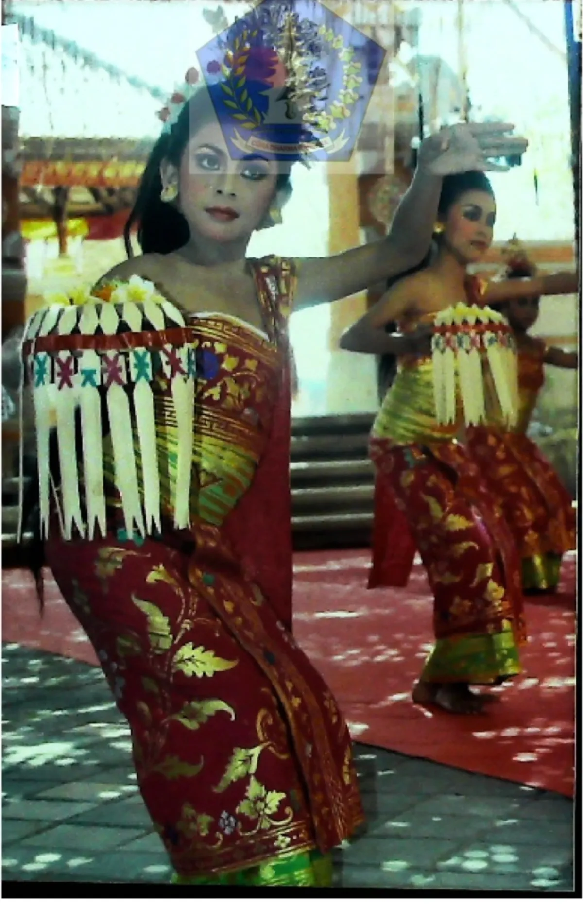 Gambaran para Penari Pendet dalam posisi berdiri (Sumber: Arsip Nasional)