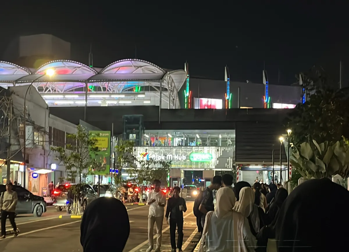 Potret atmosfer malam di Blok M, salah satu pusat keramaian ikonik Jakarta (Sumber: Dokumentasi Pribadi | Foto: Ilyasa Salsabila)