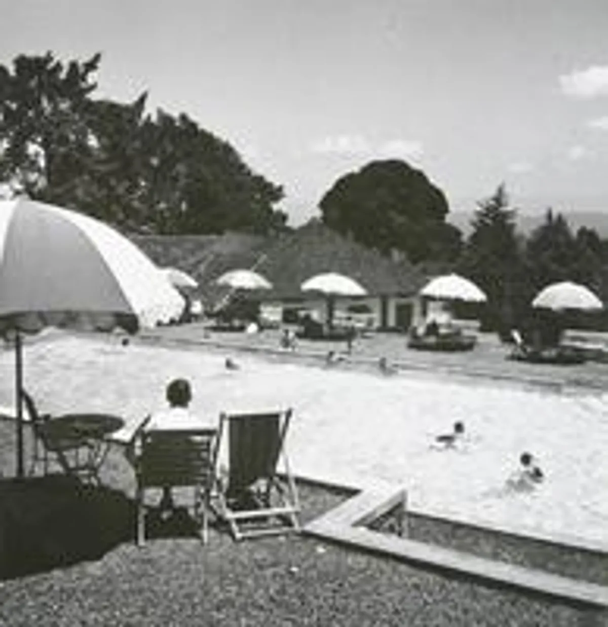 Pengunjung yang sedang menikmati kolam renang di Hotel Selabintana sekitar tahun 1935 (Foto: Sumber: Digital Collection KITLV Universiteit Leiden)
