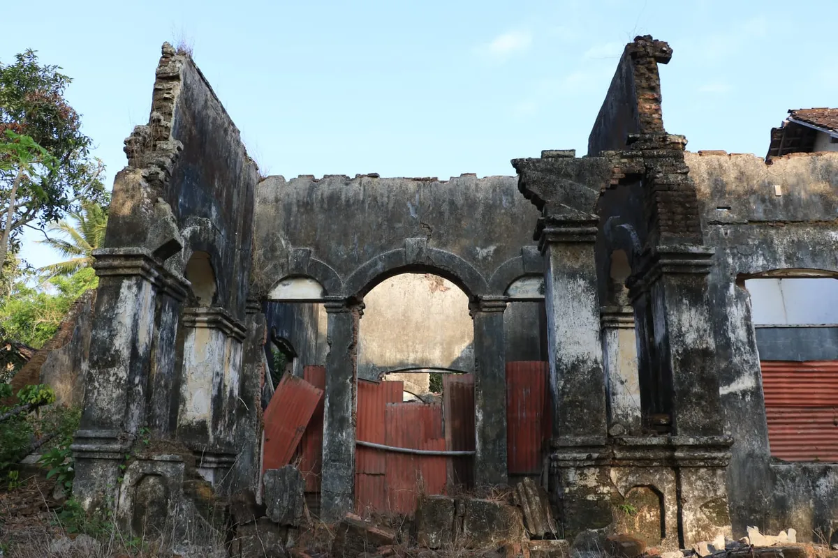 reruntuhan bekas rumah dinas karyawan pabrik gula sewugalur
https://id.wikipedia.org/wiki/Pabrik_Gula_Sewugalur