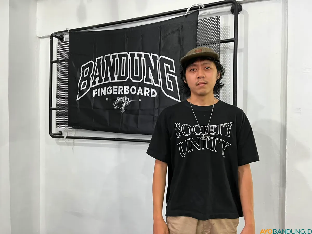 Elfa Ramdan mengenang perjalanan panjang Bandung Fingerboard yang tumbuh dari tongkrongan kecil menjadi komunitas yang bertahan hingga kini. (Sumber: ayobandung.id | Foto: Ilham Maulana)