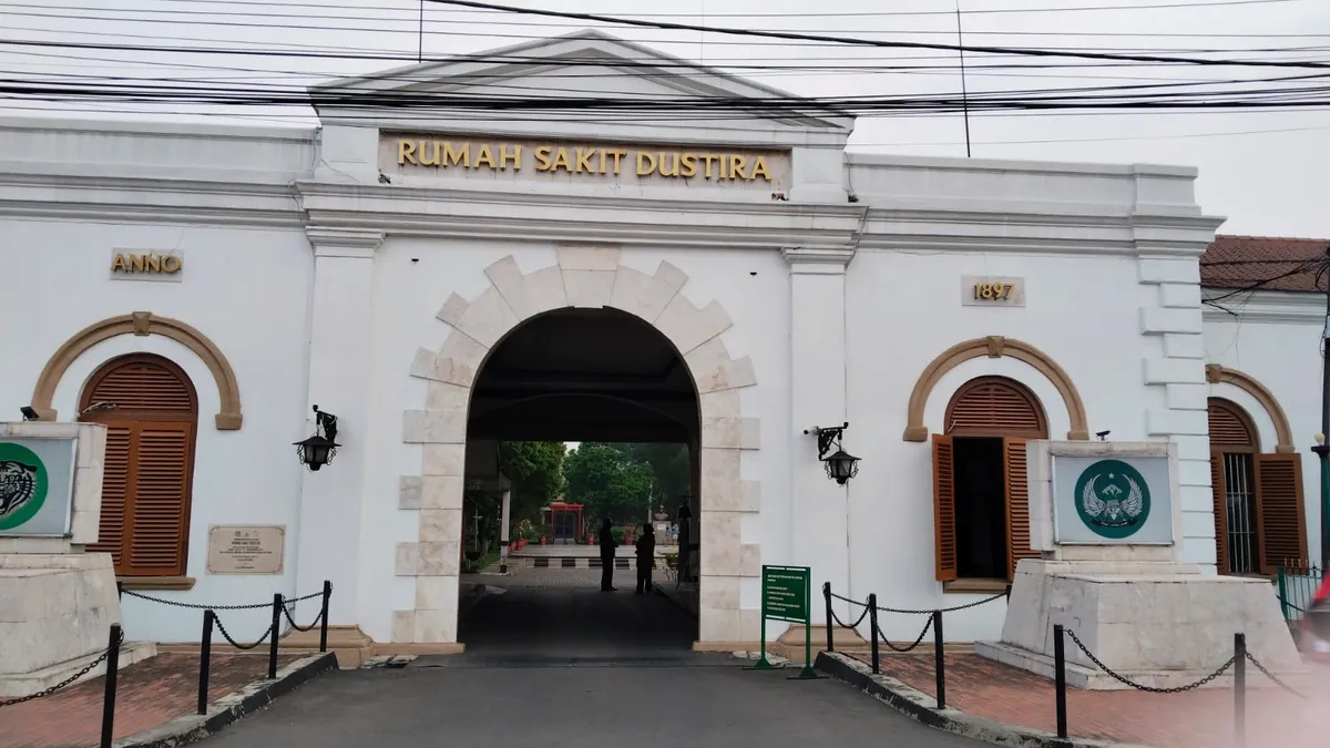 Tampak depan bangunan Rumah Sakit Dustira saat ini (sumber: Dokumentasi pribadi)