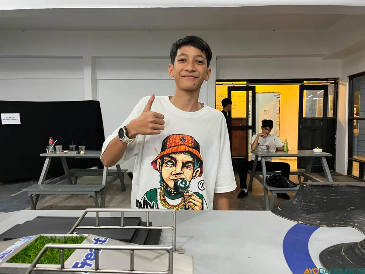 Hazel Sakha Adikara mengasah keterampilan fingerboard bersama komunitas yang menjadi ruang belajar dan pertemanan lintas generasi. (Sumber: ayobandung.id | Foto: Ilham Maulana)