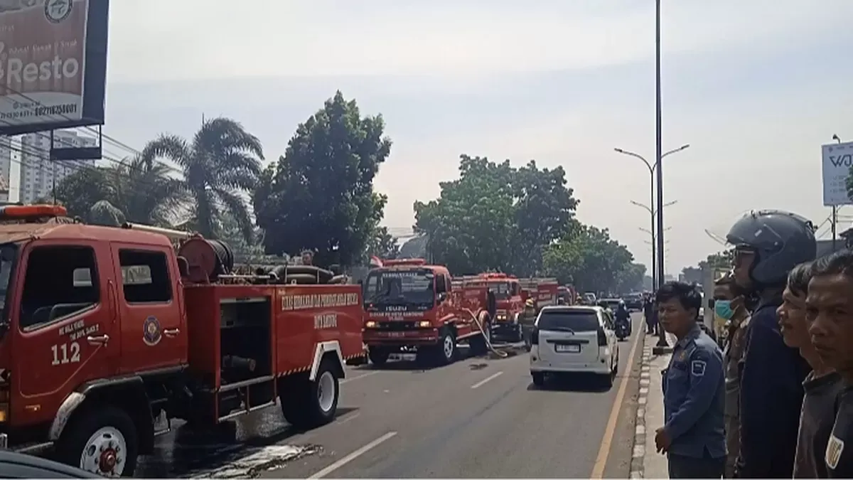 Deret mobil damkar mengatasi kebakaran di Jalan Soekarno-Hatta Bandung. (Sumber: Ayobandung.com | Foto: Gilang Fathu Romadhan)