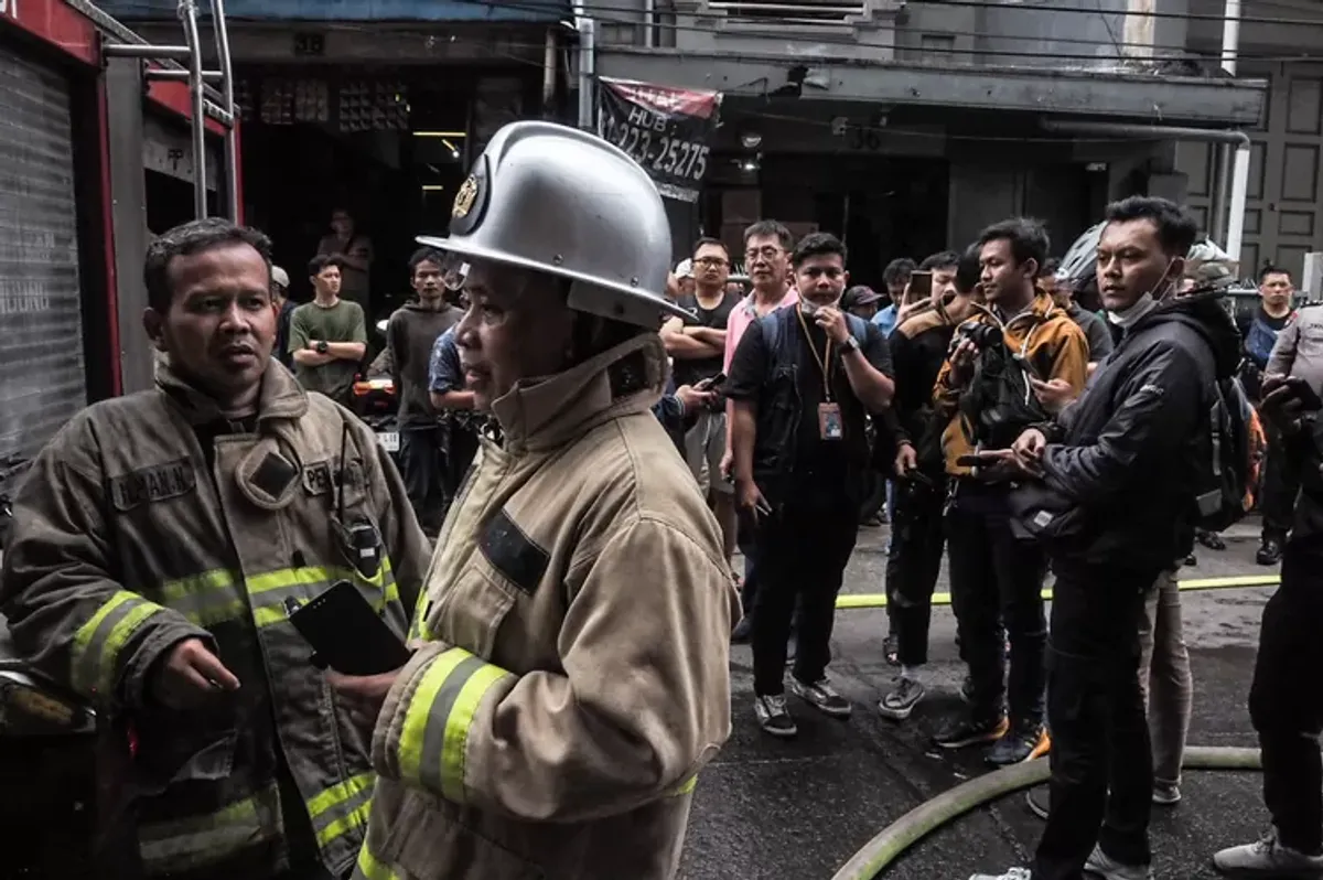 Petugas Damkar mengatasi kebakaran di basement Pasar Baru, Kota Bandung (Sumber: Ayobandung.com | Foto: Ghozian Sidqi Haikal)