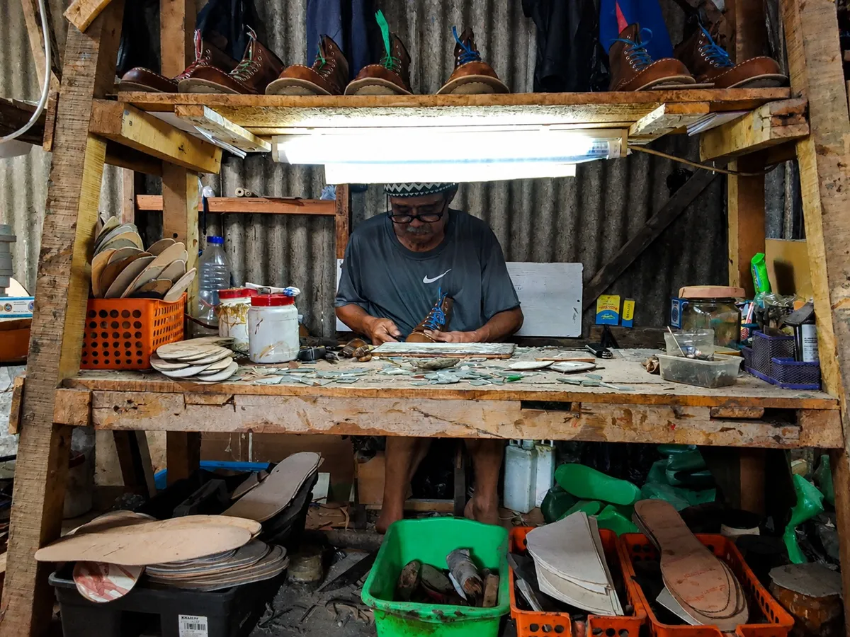 Perajin sepatu Koku Footwear di Cibaduyut, Kecamatan Dayeuhkolot, Kabupaten Bandung, (26/5/2026). (Sumber: Ayobandung.id | Foto: Aris Abdulsalam)