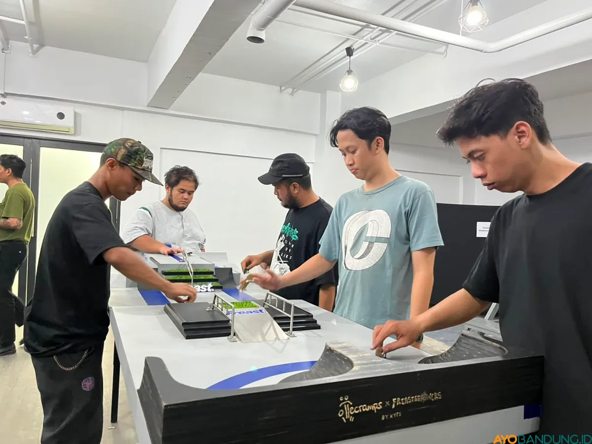 Suasana permainan fingerboard berlangsung santai sekaligus akrab, mempertemukan pemain muda dan senior dalam satu ruang yang sama. (Sumber: ayobandung.id | Foto: Ilham Maulana)