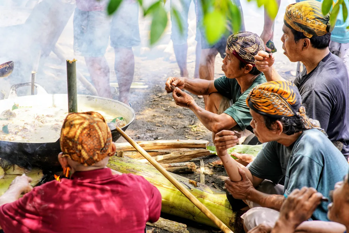 Pelaksanaan makan bersama saat Tradisi Nyawen. (Sumber: images.pexels.com | Foto: Ruyat Supriazi)