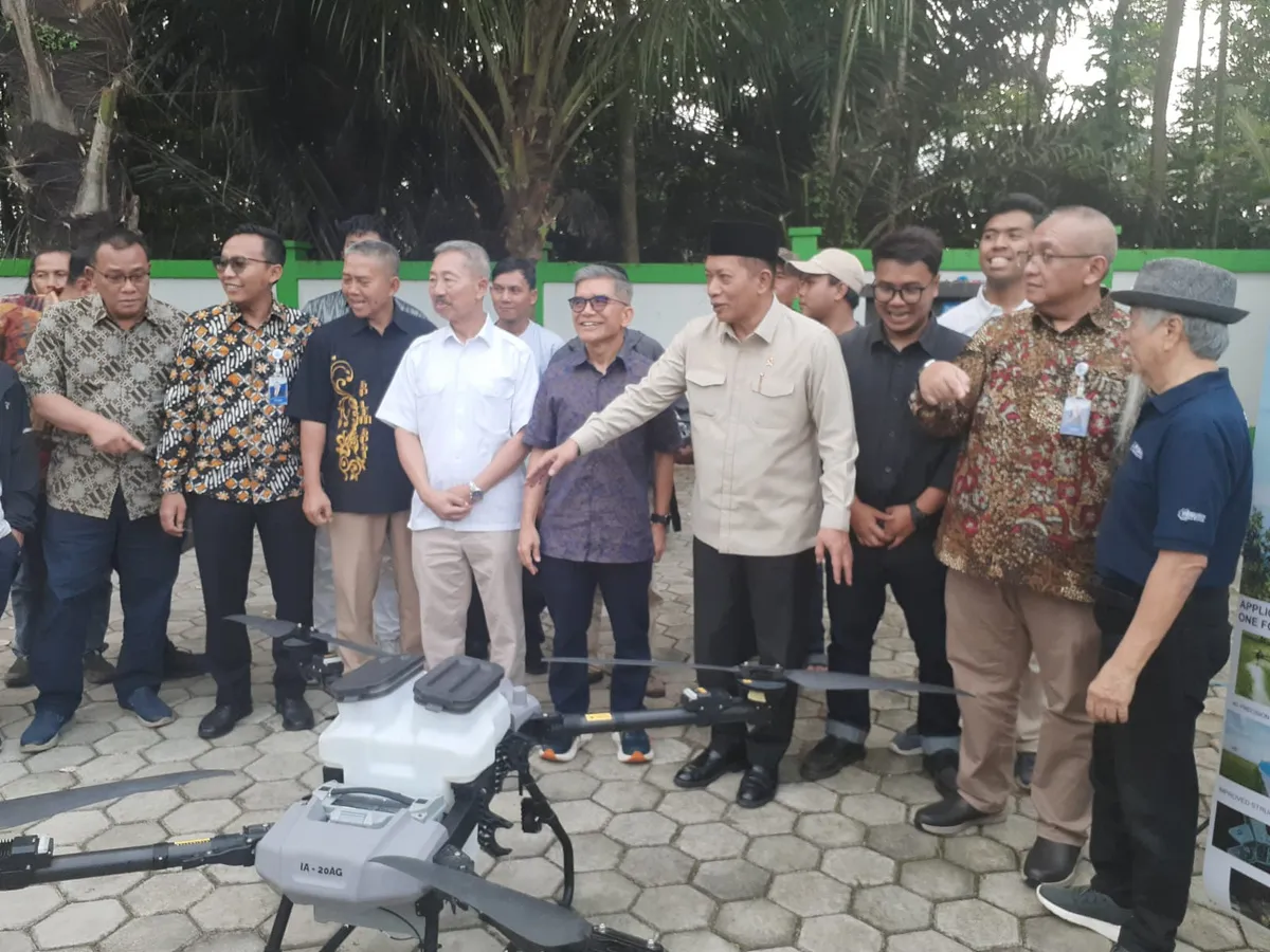 Demo penggunaan drone buatan Iter Aero di Kabupaten Subang untuk perkebunan yang disaksikan oleh Menteri Koperasi Fery Juliantono dan Menteri Lingkungan Hidup Jumhur Hidayat (Sumber: dokpri | Foto: Totok Siswantara)