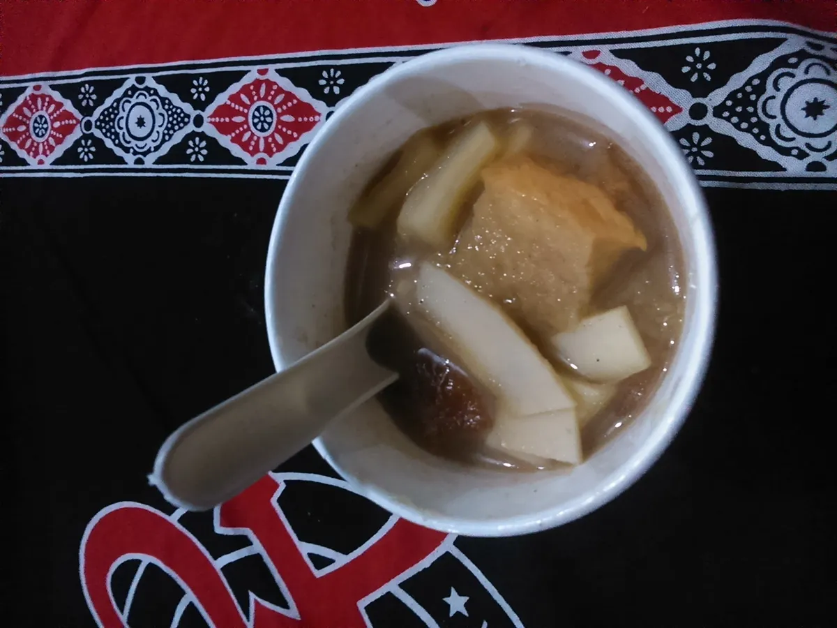 Bajigur dengan potongan roti dan kelapa muda serta gula aren. (Sumber: commons.wikimedia.org)