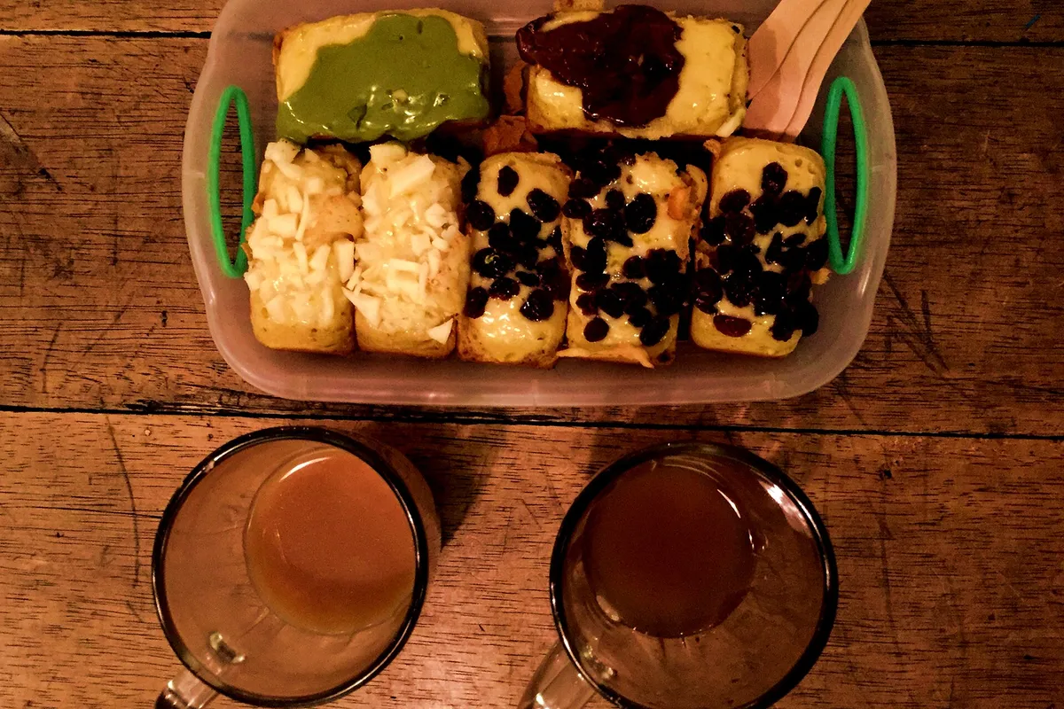Kue balok dengan cangkir berisi bajigur dan bandrek (Sumber: commons.wikimedia.org)