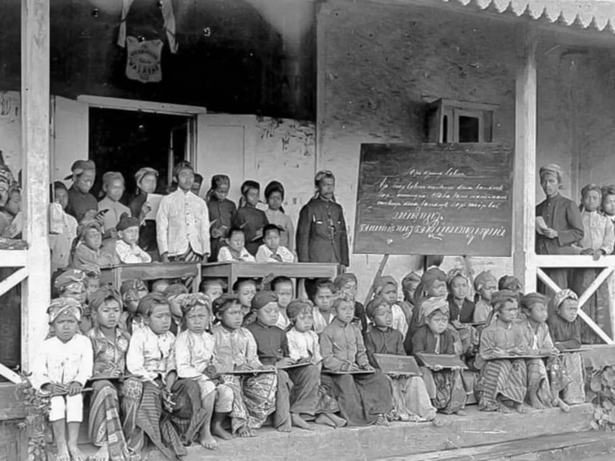 Foto sekolah untuk anak pekerja teh malabar (Sumber: Collectie Tropenmuseum)