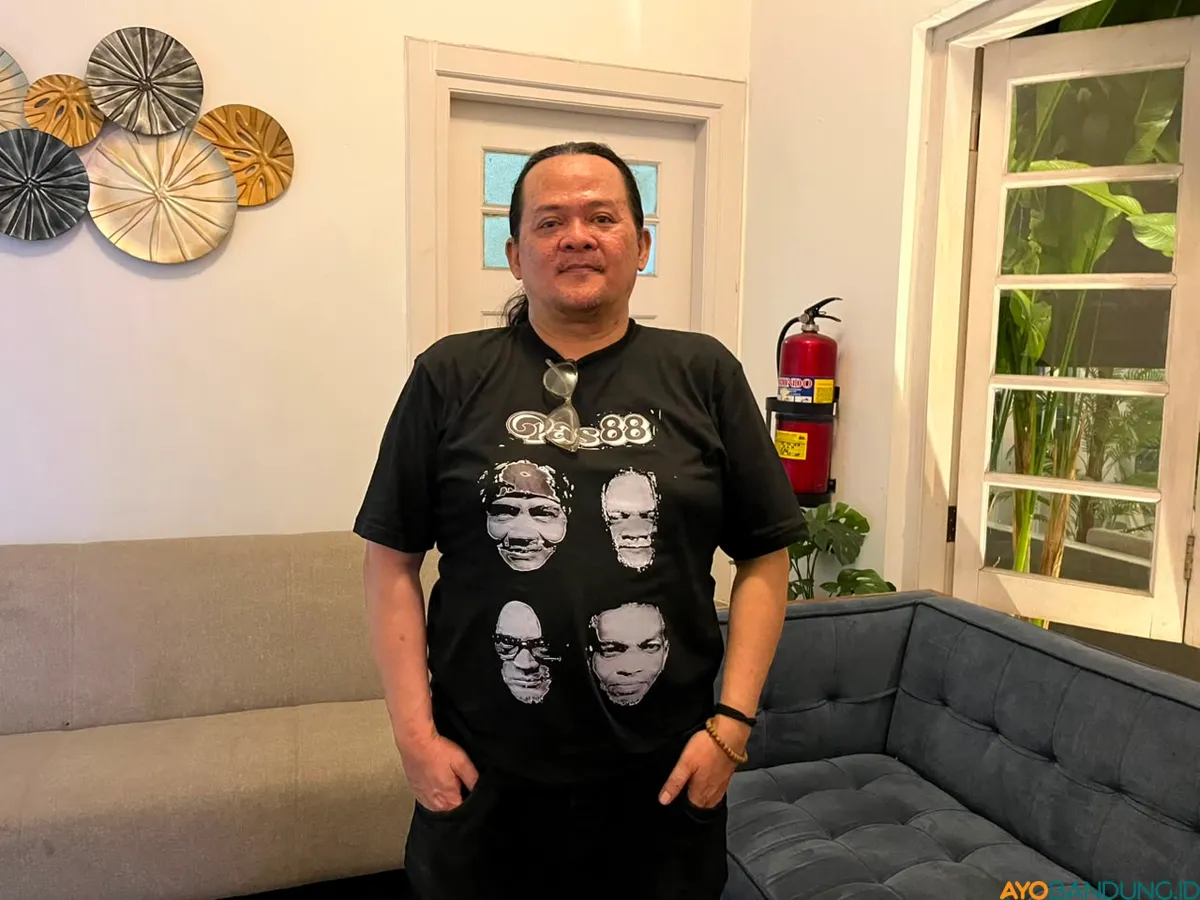 Andy meyakini ruang temu fisik tetap penting untuk menjaga ekosistem dan solidaritas antarmusisi. (Sumber: ayobandung.id | Foto: Ilham Maulana)