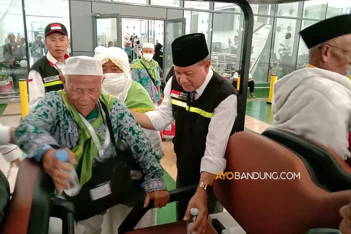 Konsul Jenderal (Konjen) RI di Jeddah, Eko Hartono (peci hitam) di Bandara Internasional KAA membantu jemaah haji (Sumber: Ayobandung.com | Foto: Andri Ridwan Fauzi)