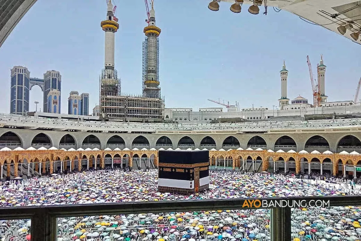 Pada hakikatnya ibadah haji bukan merupakan serangkaian ritual semata, lebih daripada napak tilas perjalanan hamba-hamba Allah yang suci. (Sumber: Ayobandung.com | Foto: Andri Ridwan Fauzi)