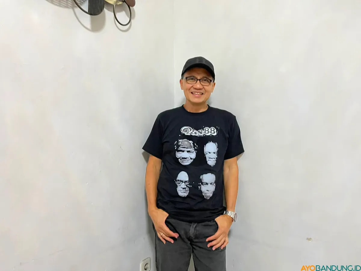 Deni, pencetus Bandung Music Indie, berbagi gagasan tentang pentingnya membangun kembali ruang bersama bagi musisi independen di Bandung. (Sumber: ayobandung.id | Foto: Ilham Maulana)