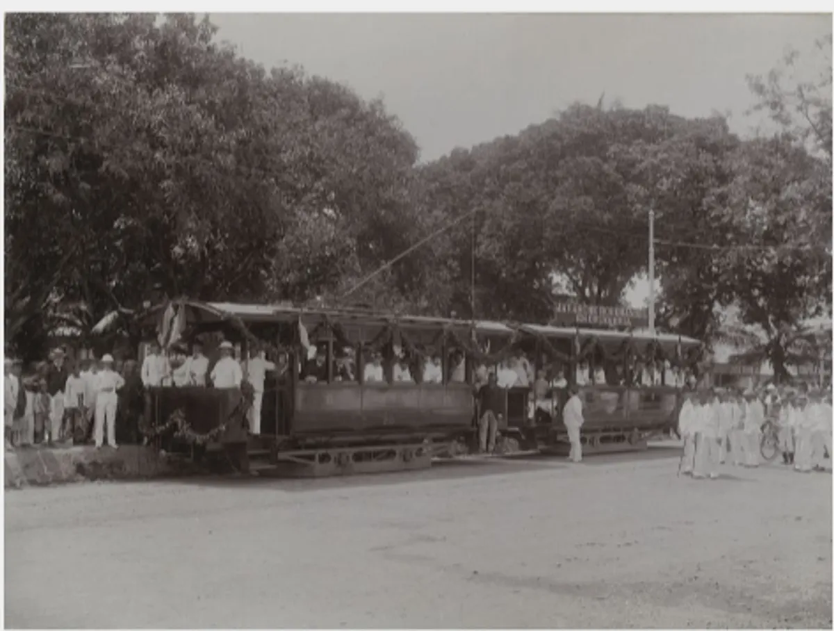 persemian Trem Listrik (elektrische tram) di Batavia (Sumber: KITLV)