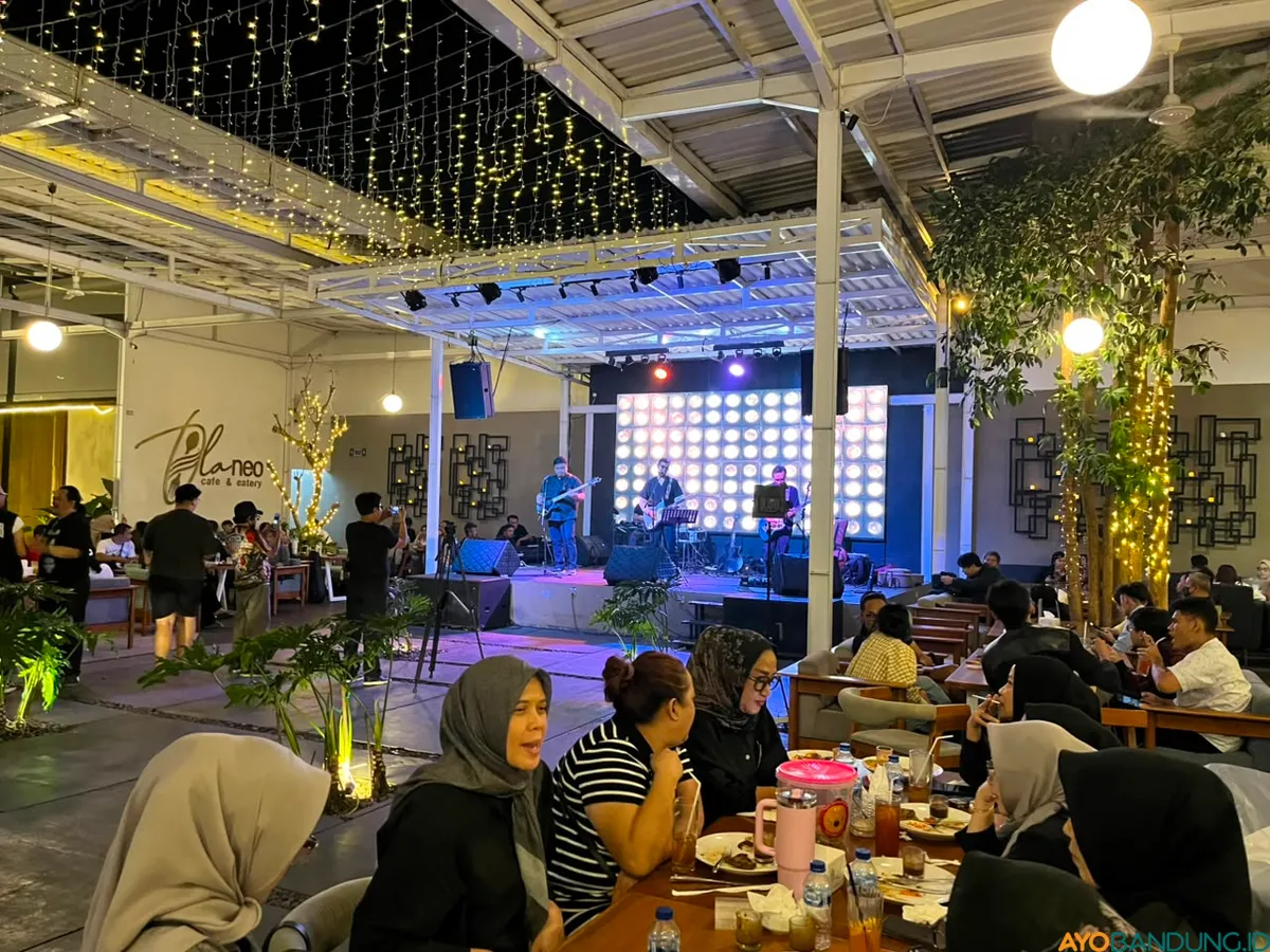 Musisi dan penonton berkumpul dalam gelaran perdana Bandung Music Indie di Laneo Cafe, Kota Bandung, yang menghadirkan beragam genre musik dalam satu panggung. (Sumber: ayobandung.id | Foto: Ilham Maulana)