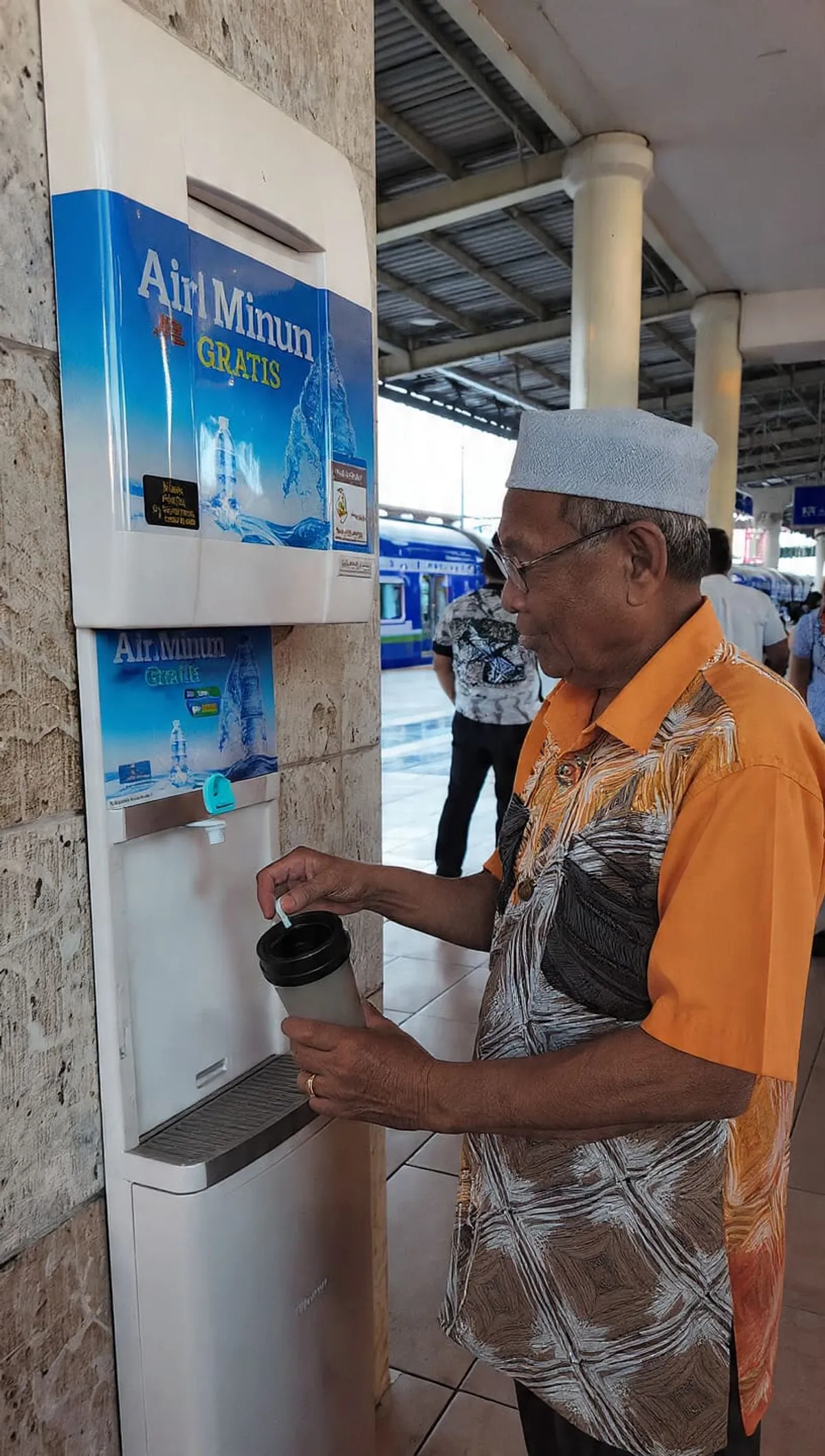 Ilustrasi warga masyarakat yang mengisi tumbler miliknya di mesin air minum gratis (Sumber: dokpri | Foto: Sri Maryati)