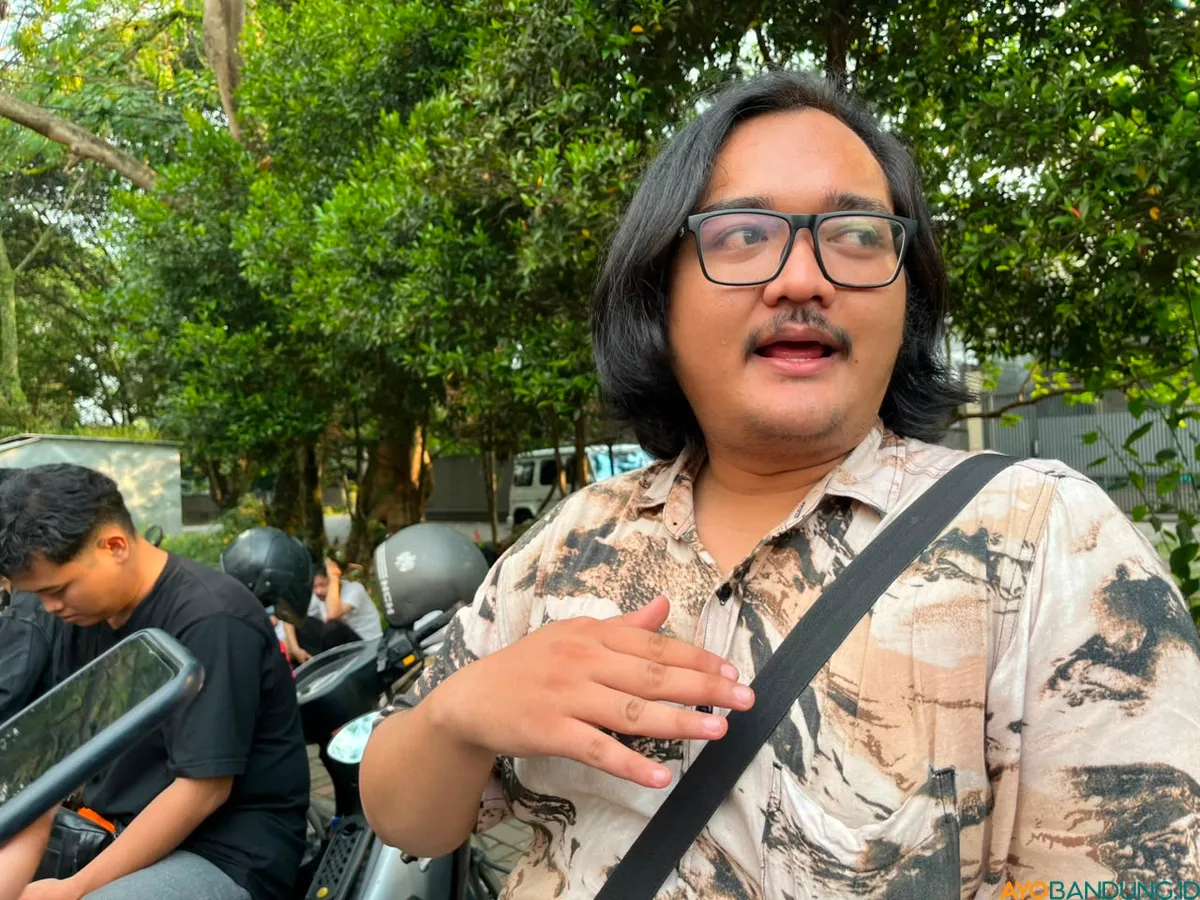 Ahmad Afif Yusuf, perwakilan warga dari kawasan Gunung Ciremai, menyampaikan keresahan masyarakat pegunungan terhadap rencana pengembangan proyek panas bumi di Jawa Barat. (Sumber: ayobandung.id | Foto: Ilham Maulana)