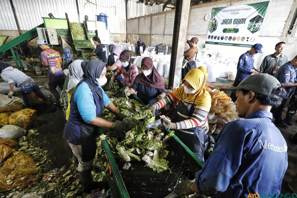 Sejumlah petugas mengolah sampah organik di TPS Pasar Induk Caringin, Kota Bandung, menjadi pakan ternak. Melalui kerja sama dengan pihak swasta, sekitar 25 ton sampah sisa sayuran dan buah per hari tak lagi dibuang ke TPA Sarimukti. (Sumber: ayobandung.id | Foto: Irfan Al Faritsi)