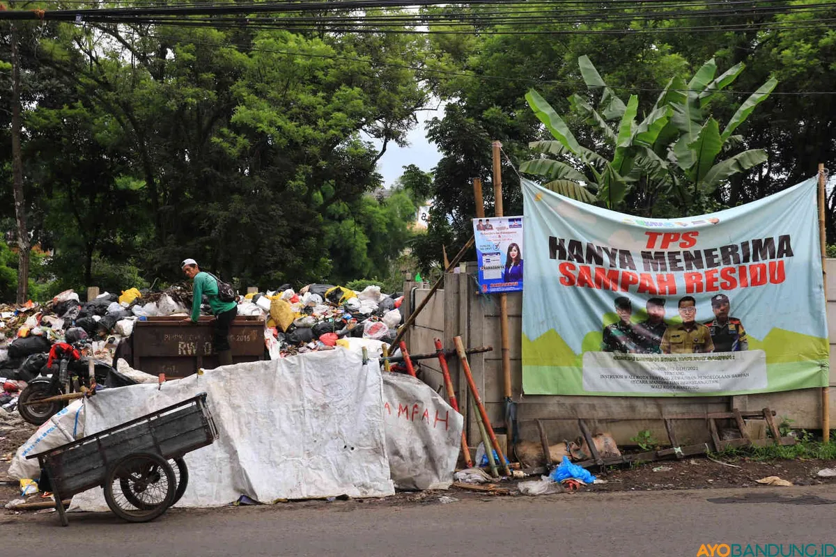 Petugas memilah sampah di tempat penampungan sementara (TPS) yang hanya menampung sampah residu di Jalan Gunung Batu, Kota Bandung, Rabu 3 Januari 2024. (Sumber: ayobandung.id | Foto: Irfan Al Faritsi)